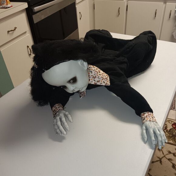 Creepy Dawn the Animated Crawling Zombie Girl Indoor or Covered Outdoor Appx 26" - Picture 12 of 13